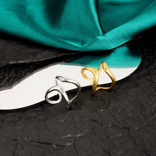 Anillo Minimalista Femenino con Patrón de Líneas Geométricas - Image 11