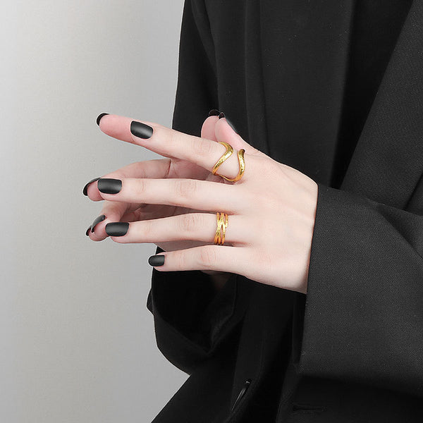 Anillo Minimalista Femenino con Patrón de Líneas Geométricas