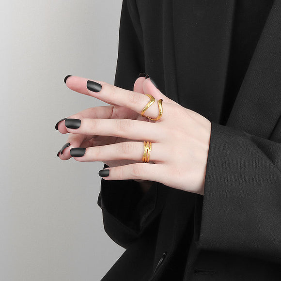 Anillo Minimalista Femenino con Patrón de Líneas Geométricas