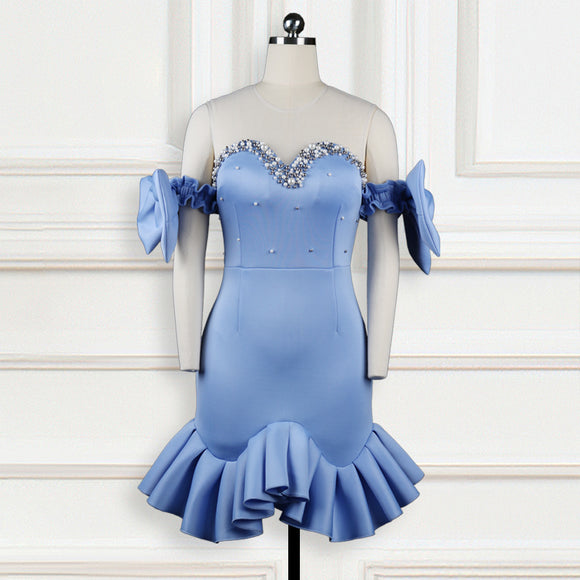 Vestido Elegante con Malla Transparente y Volantes Decorados