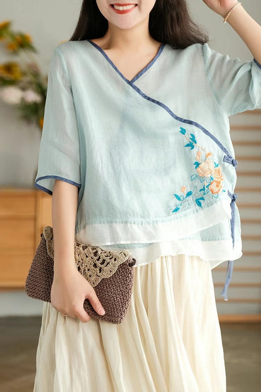 Blusa Retro con Botones Bordados - Image 2