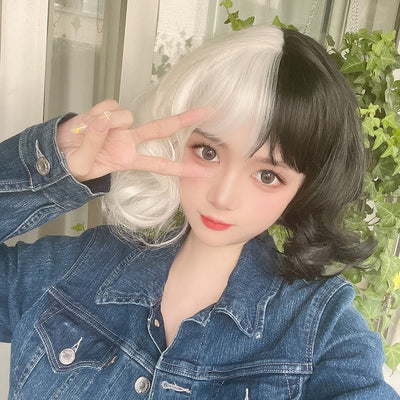 Peluca Cruella Cosplay Anime Bicolor Negro y Blanco Cabello Rizado Corto - Image 4