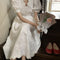Vestido Blanco Largo con Mangas Abullonadas y Cintura Ajustada