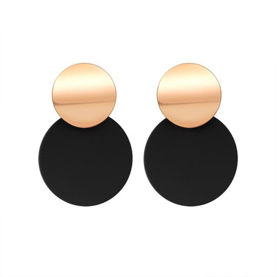 Aretes Colgantes Geométricos Dorados con Concha - Diseño Coreano Moderno - Image 3