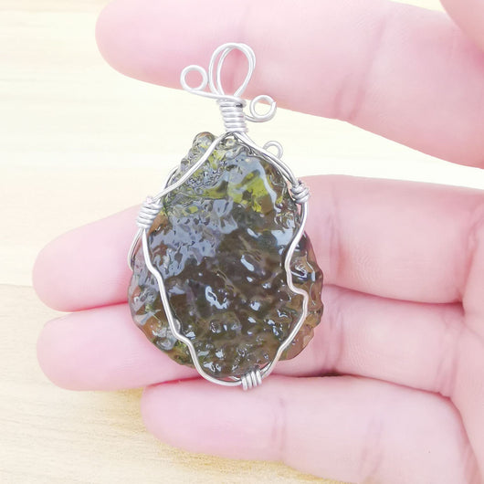 Colgante de Meteorita Verde - Joya Única para Hombre y Mujer - Image 4