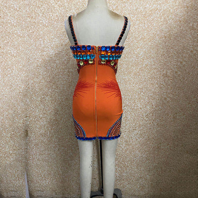Vestido Ajustado de Fiesta con Tirantes Brillantes y Escote Halter - Image 8