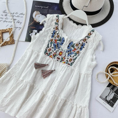 Blusa Vaquera Blanca con Bordado de Flecos y Detalles de Madera - Image 3