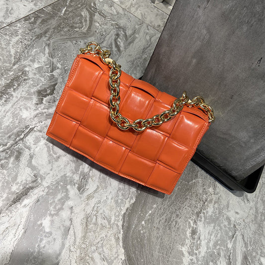 Bolsa Cuadrada Pequeña de Cuero Tejido con Cadena y Correa Diagonal