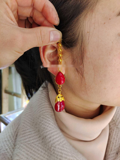 Aretes de Cadena con Bolitas Chapadas en Oro - Resistentes al Deslustre - Image 4