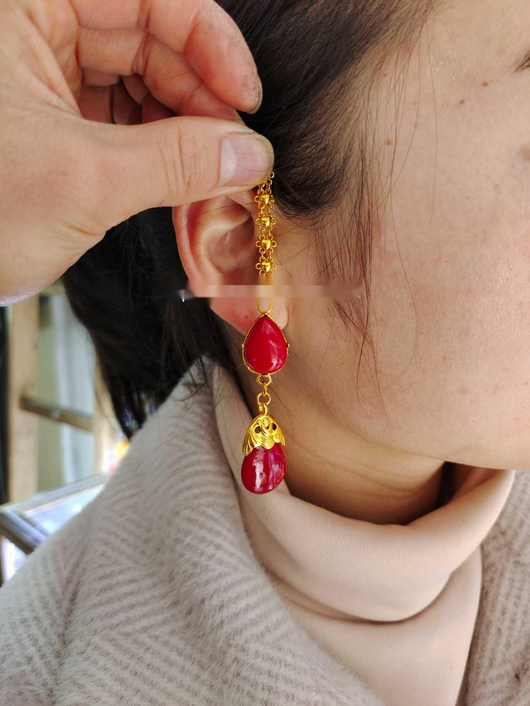 Aretes de Cadena con Bolitas Chapadas en Oro - Resistentes al Deslustre - Image 4