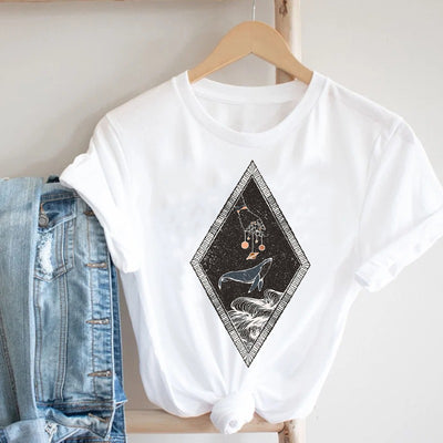 Playera Femenina Manga Corta con Estampado de Mariposas - Image 16
