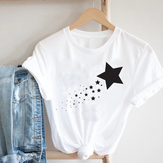 Playera Femenina Manga Corta con Estampado de Mariposas - Image 26