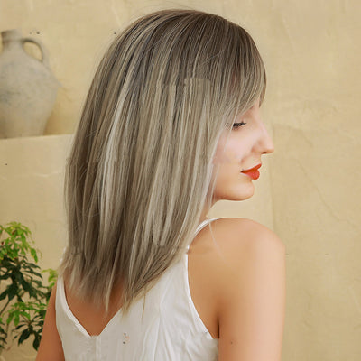 Peluca Degradé Gris Dorado con Flequillo Ocho Caracteres - Cabello Liso Medio Premium - Image 3