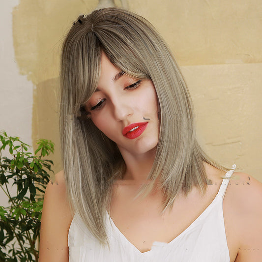 Peluca Degradé Gris Dorado con Flequillo Ocho Caracteres - Cabello Liso Medio Premium - Image 2