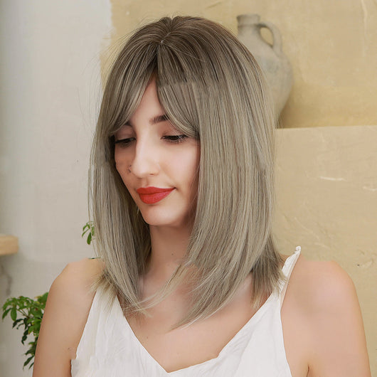 Peluca Degradé Gris Dorado con Flequillo Ocho Caracteres - Cabello Liso Medio Premium - Image 5