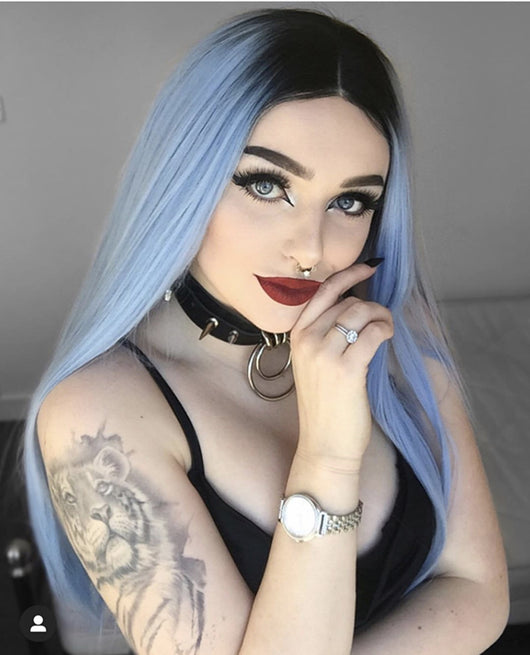 Peluca Larga Degradada Negra a Azul Cielo - Cabello Sintético Liso con Raya al Centro - Image 9