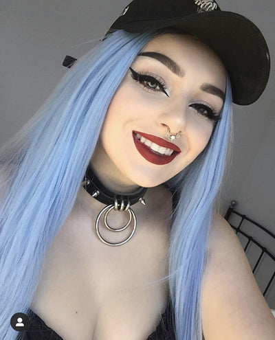 Peluca Larga Degradada Negra a Azul Cielo - Cabello Sintético Liso con Raya al Centro - Image 2