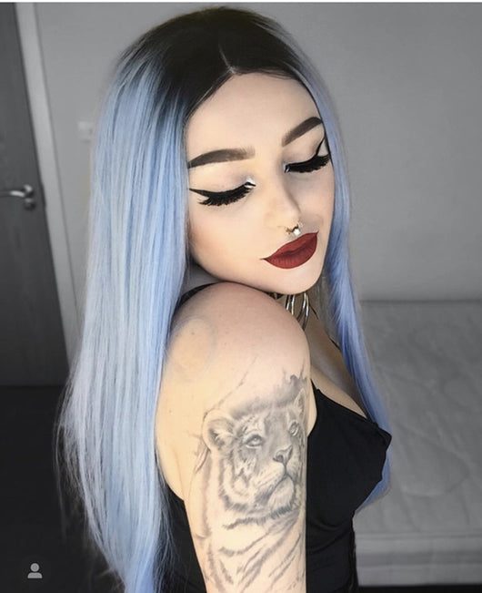 Peluca Larga Degradada Negra a Azul Cielo - Cabello Sintético Liso con Raya al Centro - Image 5