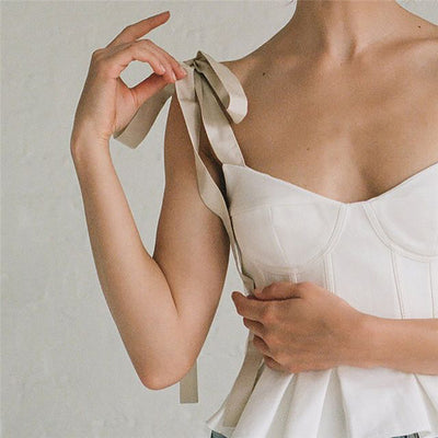 Chaleco Blanco Ajustado con Escote V y Tirantes Fruncidos - Image 10