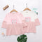 Blusa Estilo Universitário com Dois Coelhinhos Kawaii - Gola Redonda Manga Curta