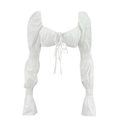 Top Corto Elegante con Mangas Trompeta y Detalle de Encaje