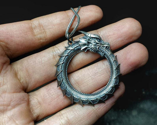 Collar Colgante Ouroboros Dragón Metálico para Hombre - Image 9