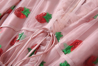 Vestido Infantil con Mangas Abullonadas, Volantes y Bordado de Fresas - Image 3
