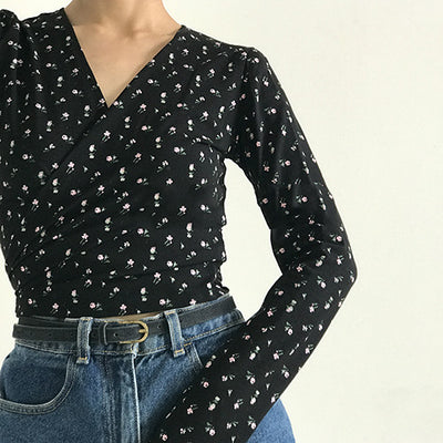 Blusa Versátil de Cuello V con Estampado Figuras y Mangas Ajustables - Image 7