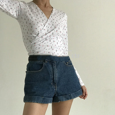 Blusa Versátil de Cuello V con Estampado Figuras y Mangas Ajustables - Image 5