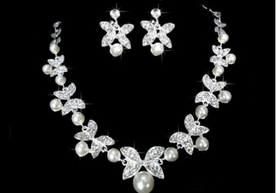 Conjunto de Joyería Nupcial con Mariposa - Collar de Perlas y Tocado de Cadena Suave - Image 3