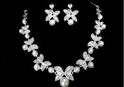 Conjunto de Joyería Nupcial con Mariposa - Collar de Perlas y Tocado de Cadena Suave - Image 3