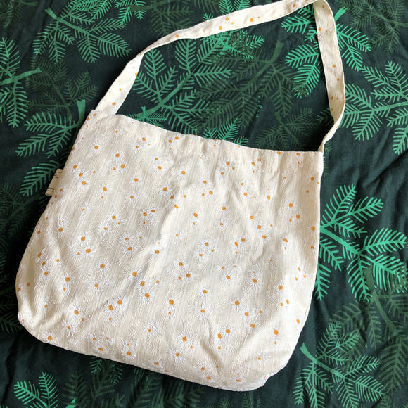 Bolsa de Lona Feminina com Design Floral em Relevo