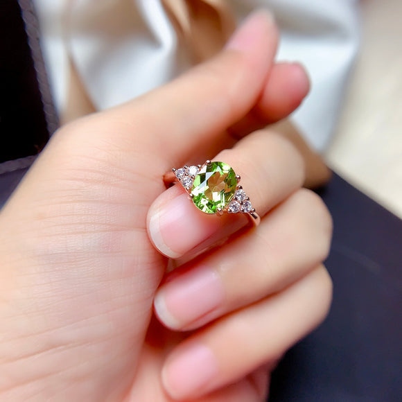 Anillo de Peridoto con Cristales Radiantes y Fuego Intenso