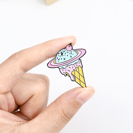 Pin Insignia Planeta con Acabado Esmaltado y Goteo de Aceite - Image 10