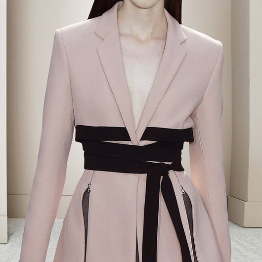 Conjunto de Falda Elegante con Corpiño de Encaje y Cordones - Image 8