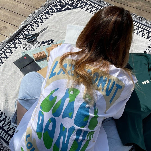 Playera Casual Suelta con Estampado en Espalda - Image 8