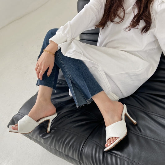 Sandalias y Pantuflas de Cuero Suave con Tacón Stiletto y Detalles de Diamantes