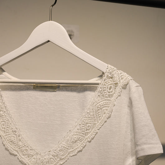 Blusa Manga Corta con Encaje Bordado y Escote en V - Image 9