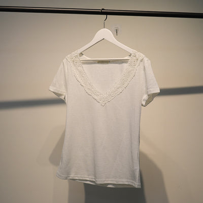Blusa Manga Corta con Encaje Bordado y Escote en V - Image 2