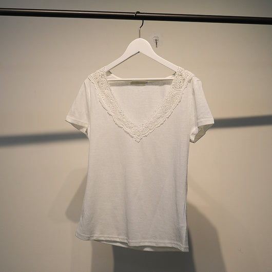 Blusa Manga Corta con Encaje Bordado y Escote en V - Image 2