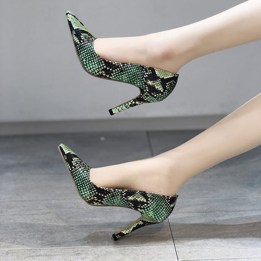 Tacones Stiletto Punta Aguda con Patrón Serpiente y Boca Baja - Image 4