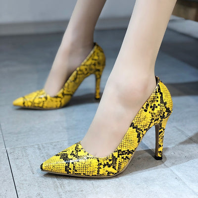 Tacones Stiletto Punta Aguda con Patrón Serpiente y Boca Baja - Image 3