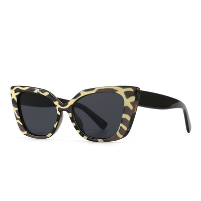 White cat-eye frame sunglasses with dark lenses, featuring a vintage-inspired design. - Image 10