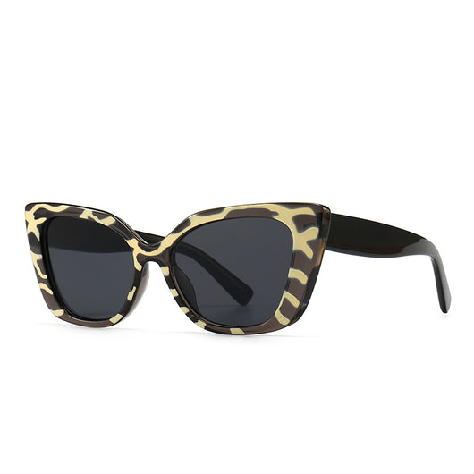 White cat-eye frame sunglasses with dark lenses, featuring a vintage-inspired design. - Image 10