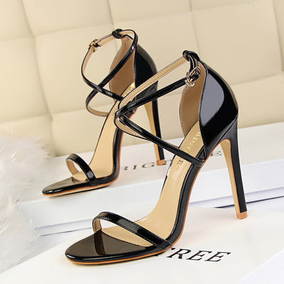 Tacones Altos Elegantes con Hebilla Cruzada y Tiras Finas en Charol - Image 11