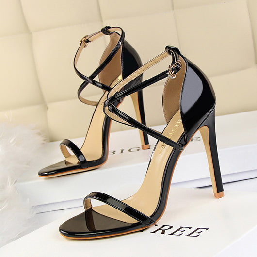 Tacones Altos Elegantes con Hebilla Cruzada y Tiras Finas en Charol - Image 11