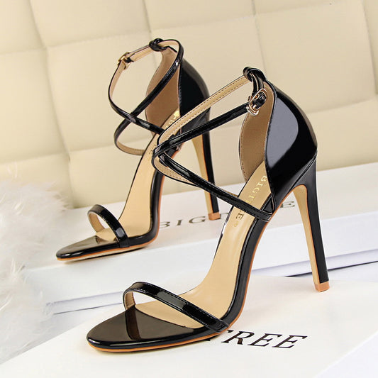 Tacones Altos Elegantes con Hebilla Cruzada y Tiras Finas en Charol