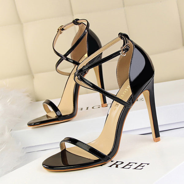Tacones Altos Elegantes con Hebilla Cruzada y Tiras Finas en Charol