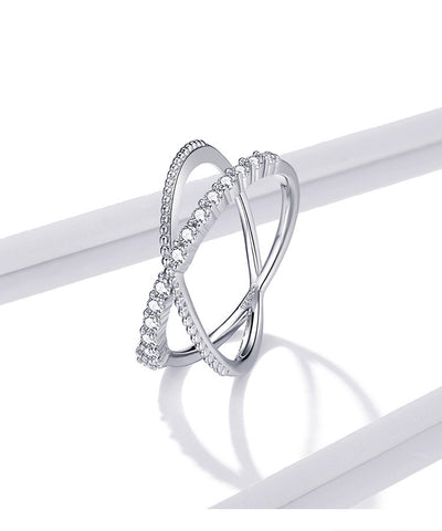 Anillo Geométrico de Diamantes con Líneas Entrelazadas - Image 7
