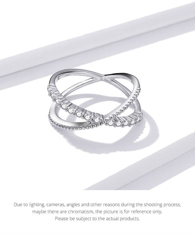 Anillo Geométrico de Diamantes con Líneas Entrelazadas - Image 10